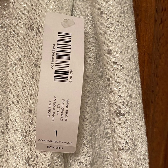 🚺 🆕 Weekends by Chico’s white/silver shimmer sweater top - Picture 6 of 9
